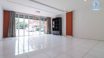 *****ทาวน์เฮ้าส์มือสองย่านลาดพร้าว ม.คาซ่าซิตี้ ลาดพร้าว เนื้อที่กว้าง 27.50 ตร.ว. ฟังก์ชัน 3 ห้องนอน  4 ห้องน้ำ ทาวน์เฮ้าส์ตกแต่งสวย ในย่านอยู่อาศัย เหมาะกับการทำเป็น Home Office  ตั้งบนทำเลแห่งการเดินทาง ใกล้รถไฟฟ้าสายสีเหลือง "สถานีลาดพร้าว101" และจุดขึ้นทางด่วน "เอกมัย-รามอินทรา" จองเลย!!